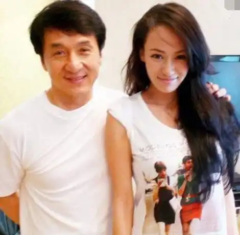 她被称为最美龙女郎,凭烂片出道,若无成龙力挺走红无望
