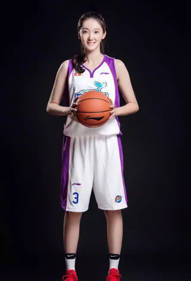 她是中国女篮最美女神李新一,美的令人窒息,网友模特身材

