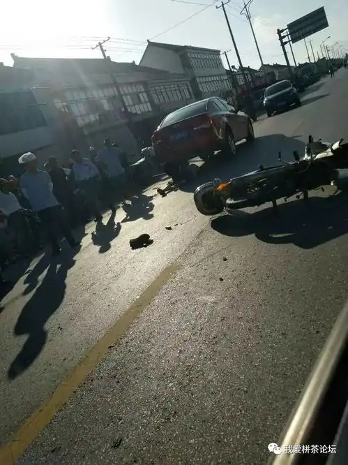 今早靖海十字路,轿车撞上摩托车,爷爷当场身亡
