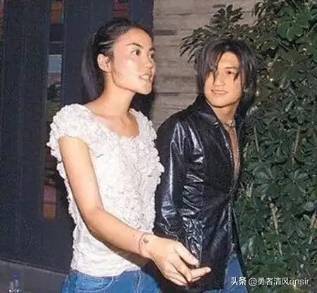 谢霆锋王菲年轻合照,谢霆锋爱意太明显,王菲娇羞青涩恋爱中小女人
