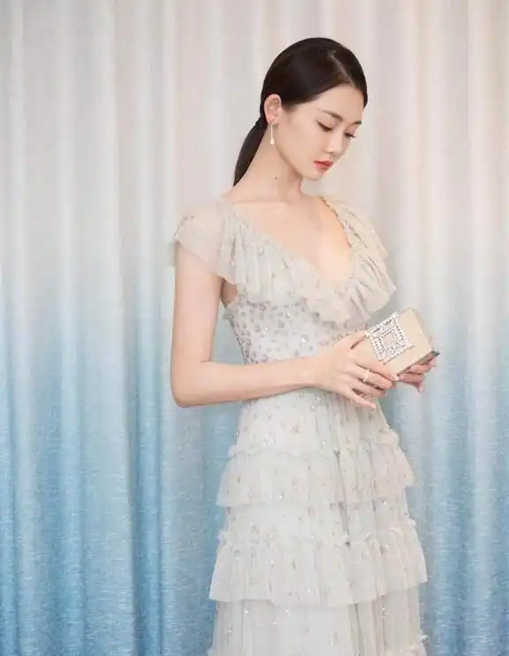 郑恺真捡到宝了老婆苗苗穿深v大秀身材,绝美气质太高级
