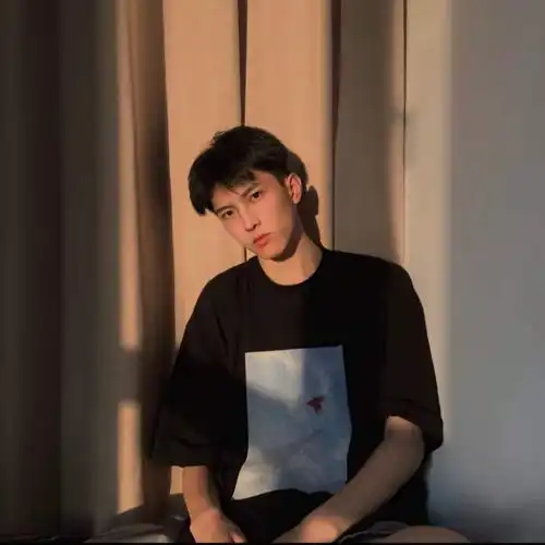 爱打羽毛球的白袜鲜肉帅哥
