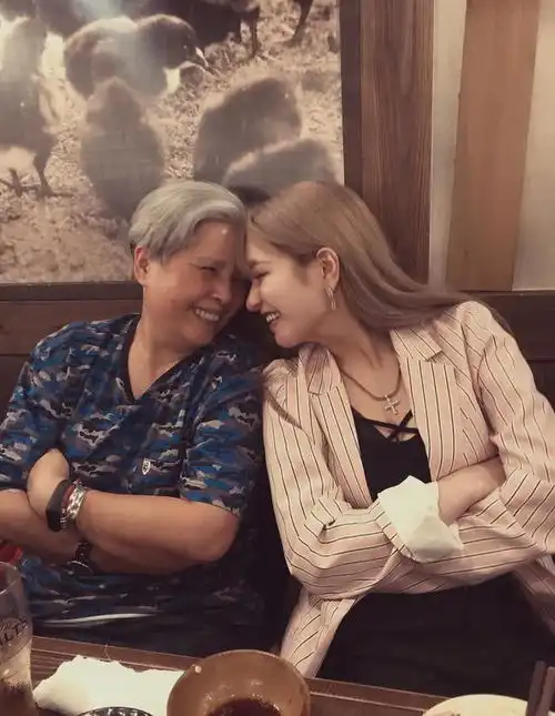 周扬青圣诞节假装偶遇罗志祥,变迷妹求合影,靠小猪怀里小鸟依人
