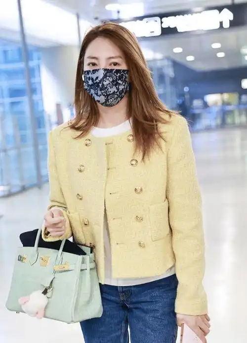 温柔到骨子里的鹅黄色,原来才是女明星的最爱,20岁到70岁都在穿
