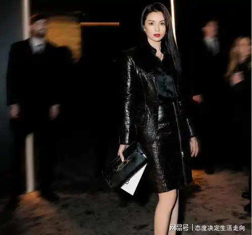 刘涛也玩女王风格了,黑皮短裙搭配黑皮西服变身暗黑女神
