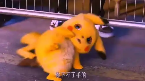 皮卡丘对战喷火龙,结果怂的不像话,最后真的太可爱了
