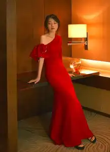 闫妮也太性感了吧,一身红色人鱼裙魅惑无比,这身材哪像48岁
