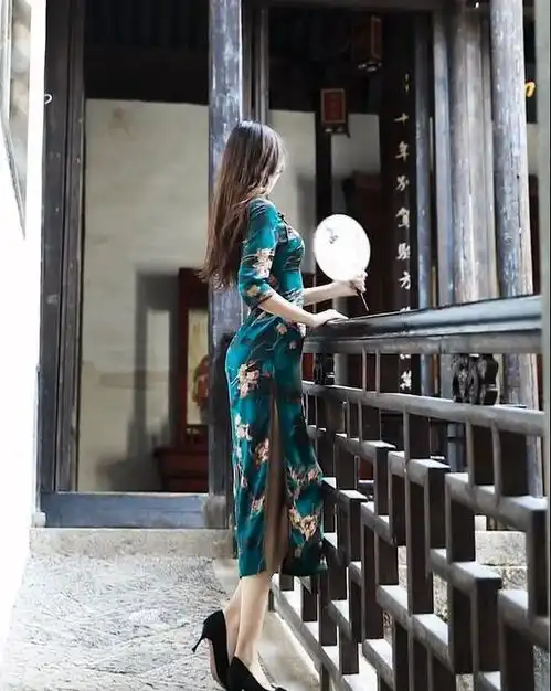 小姐姐穿着旗袍连背影都很美,不转身也透着女性古典端庄的美
