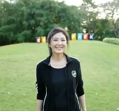54岁英拉穿粉衣扮嫩,同框比美赢小24岁不丹王后,哥哥始终守护她
