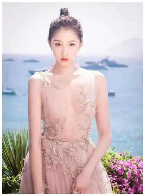 婀娜多姿风情万种的关晓彤
