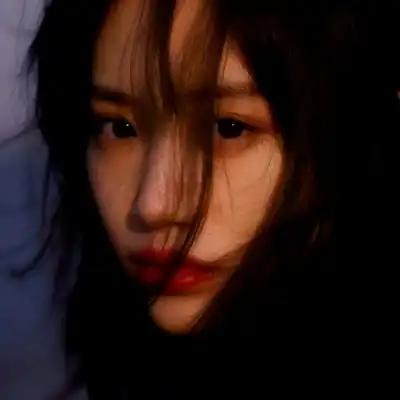 高级感有故事的女生头像
