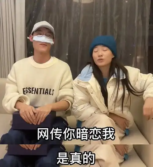 女网红混入高校冒充校园女神,染蓝发哗众取宠,与摄影师疑似情侣
