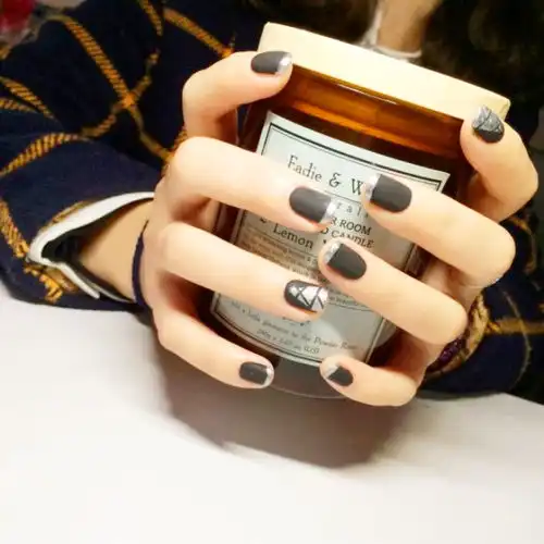 送给德阳美女的福利让我免费给你画指甲,然后你牵他的手福利在文末哦
