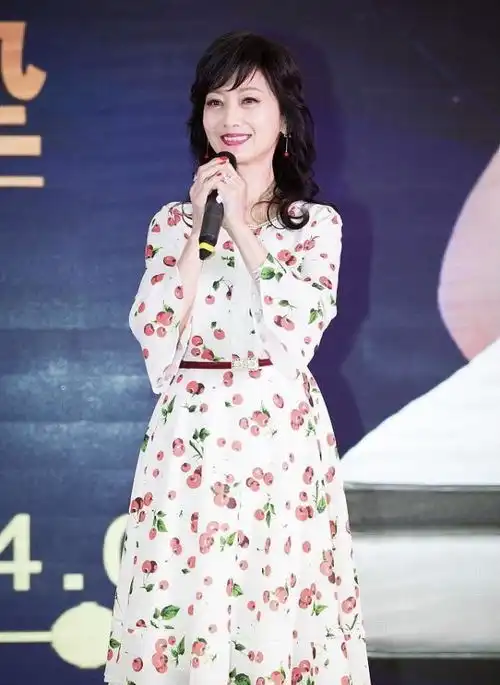 赵雅芝故地重游雷峰塔,68岁身材样貌没咋变,穿碎花裙仙气飘飘
