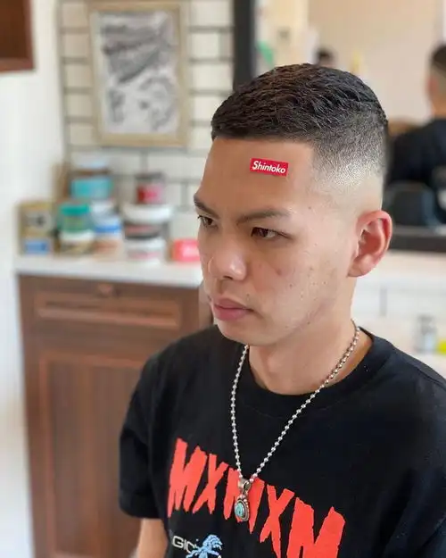 肖战的三七分,王一博的半扎发,杨洋的小狼尾,全都很帅气
