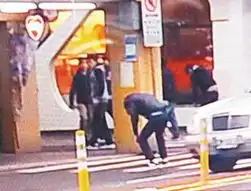 台湾3名高中生当街被砍7男2女行凶笑着离开
