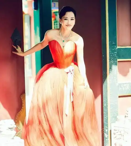 52岁的许晴太美了,穿红色公主裙似少女,气质优雅令人羡慕
