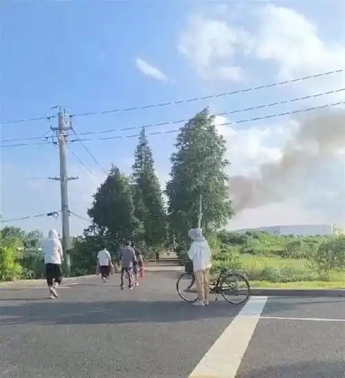江苏一机场附近有飞机坠落起火官方回应
