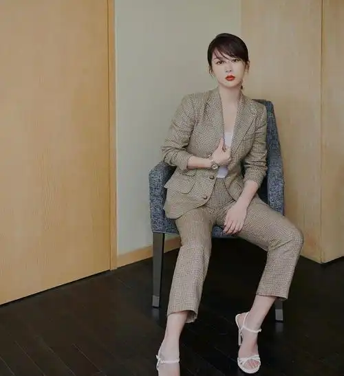 杨紫西装镜像封面出炉,又酷又时尚,网友直呼真有内味了
