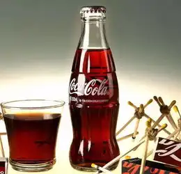 她将可乐倒在衣服上,神奇的事情发生了
