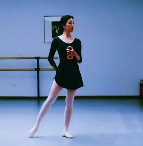 35岁李思思晒素颜照,皮肤白皙清纯如少女,晒娃健身两不误变贵妇
