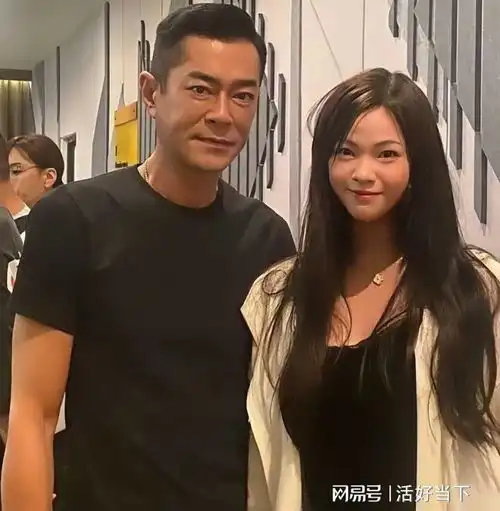 73岁演员上演爷孙恋,小37岁女友对他死心塌地,到底图什
