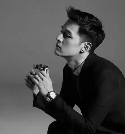 胡歌美国近照曝光居然撞脸汪涵,蓄起胡子街边吃汉堡
