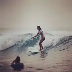 看看人家男盆友是怎么帮女友拍照的,命都可以不要
