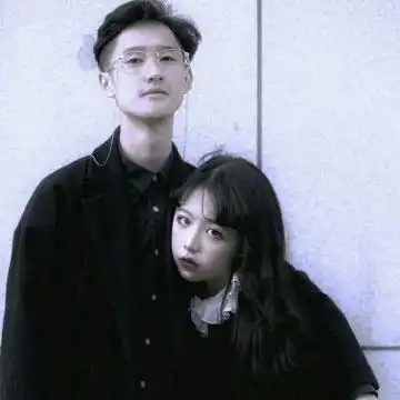 超酷用手机遮脸情侣头像
