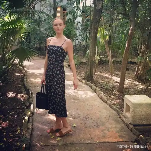 五五分身材还平胸没有逆天长腿,她全靠好衣品逆袭成女神
