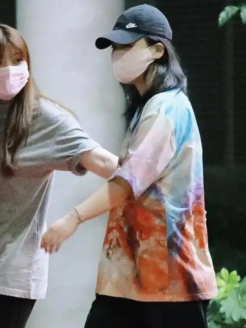 马思纯被曝抑郁后首度现身,身材发福眼神涣散,如今走路要人扶
