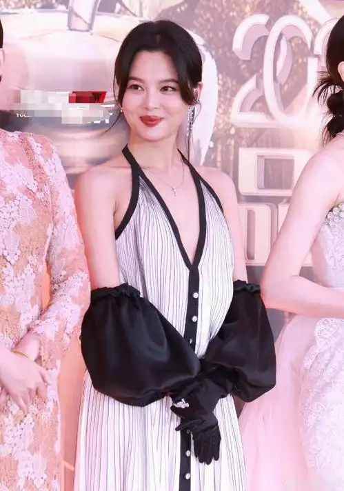 品质盛典红毯关晓彤紧绷,张雨绮大胆,董洁端庄,唐嫣满身钻
