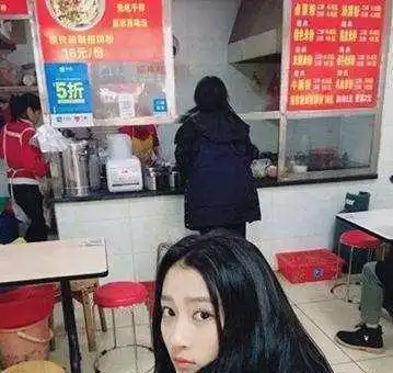 明星也爱路边摊鹿晗低调郑爽李易峰接地气,吃得最辛酸却是邓超
