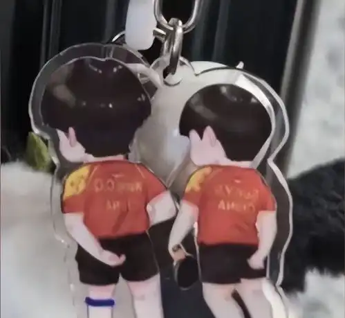 李宁独自提包现身巴黎奥运会,头发花白弯腰驼背成小老头好辛酸
