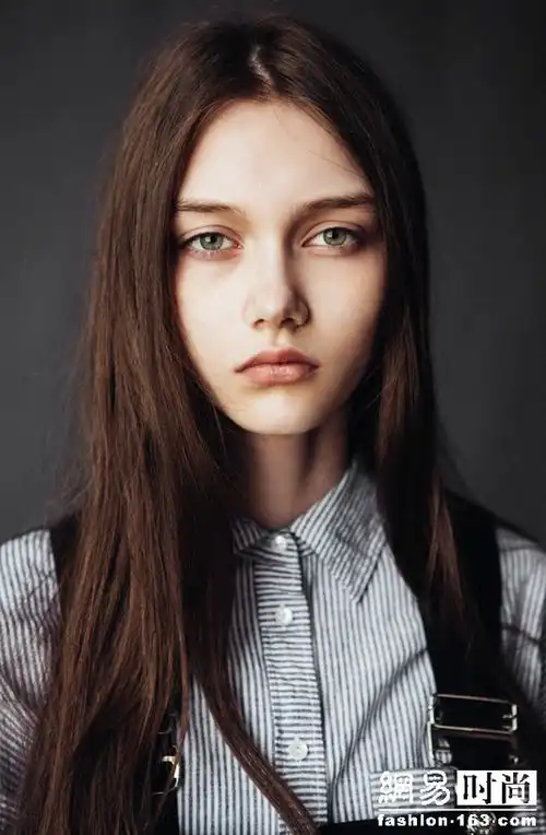 00后高级厌世脸超模成功出圈让人过目难忘
