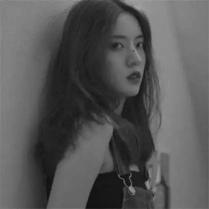 悲伤高冷头像女生黑白,没有能力改变眼前这一切
