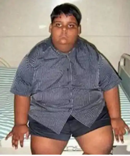 这才是真正的烟鬼,2岁孩子每天狂抽40支烟
