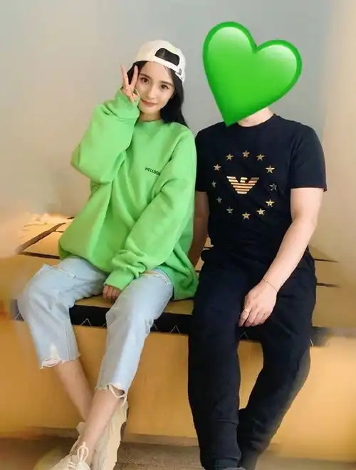 老友记里瑞秋的薄荷绿吊带裙好惊艳,杨幂穿绿色长裙更是撩人
