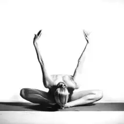 瑜伽女孩网络爆红唯美全裸人体摄影惊艳世界
