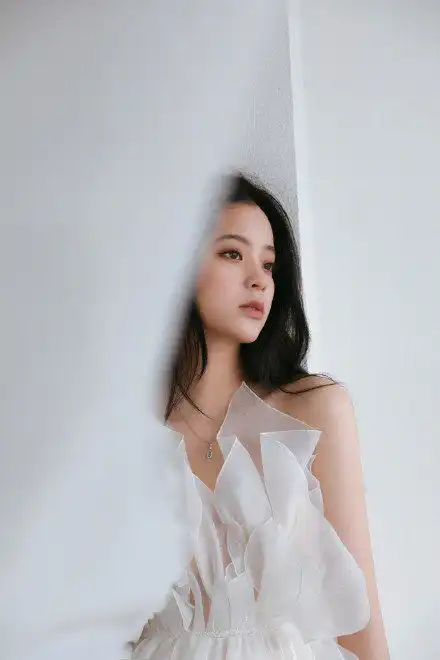 发胖了欧阳娜娜精修图是腰精,生图下腰围竟然比男演员还大一圈

