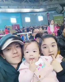 王栎鑫叫女儿慢点长不然长一样了
