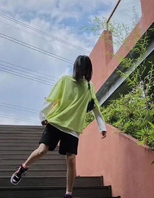 超模刘雯气质太好了,扎丸子头穿豹纹吊带裙配白色t恤,很有韵味
