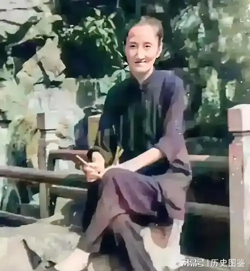 60年代,陆小曼一个人独自在公园晒太阳时,留下的一张老照片
