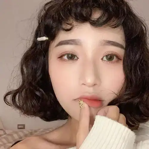 发型可爱短卷发
