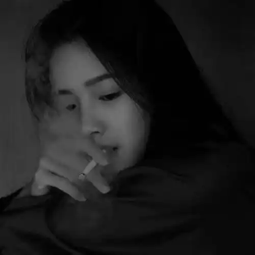 黑夜抽烟的女人
