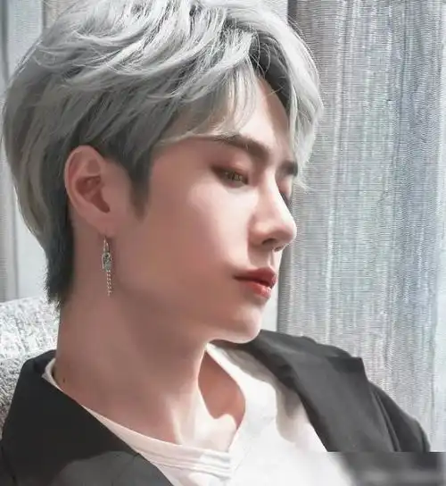 王一博半夜1点发文,懒理肖战,看清内容后粉丝纷纷点赞
