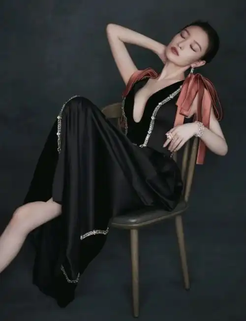 又被倪妮美到了,大v领快开到腰部了,举手投足风情万种
