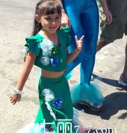 纽约美人鱼大游行集聚80万人市长白思豪扮海盗同欢
