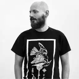 佛系也有欲望色彩,这位光头男人诠释什么是低调并奢华
