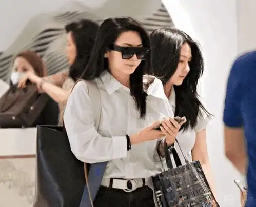 50岁邱淑贞与21岁女儿同框,气质如同姐妹,网友长相随她爹
